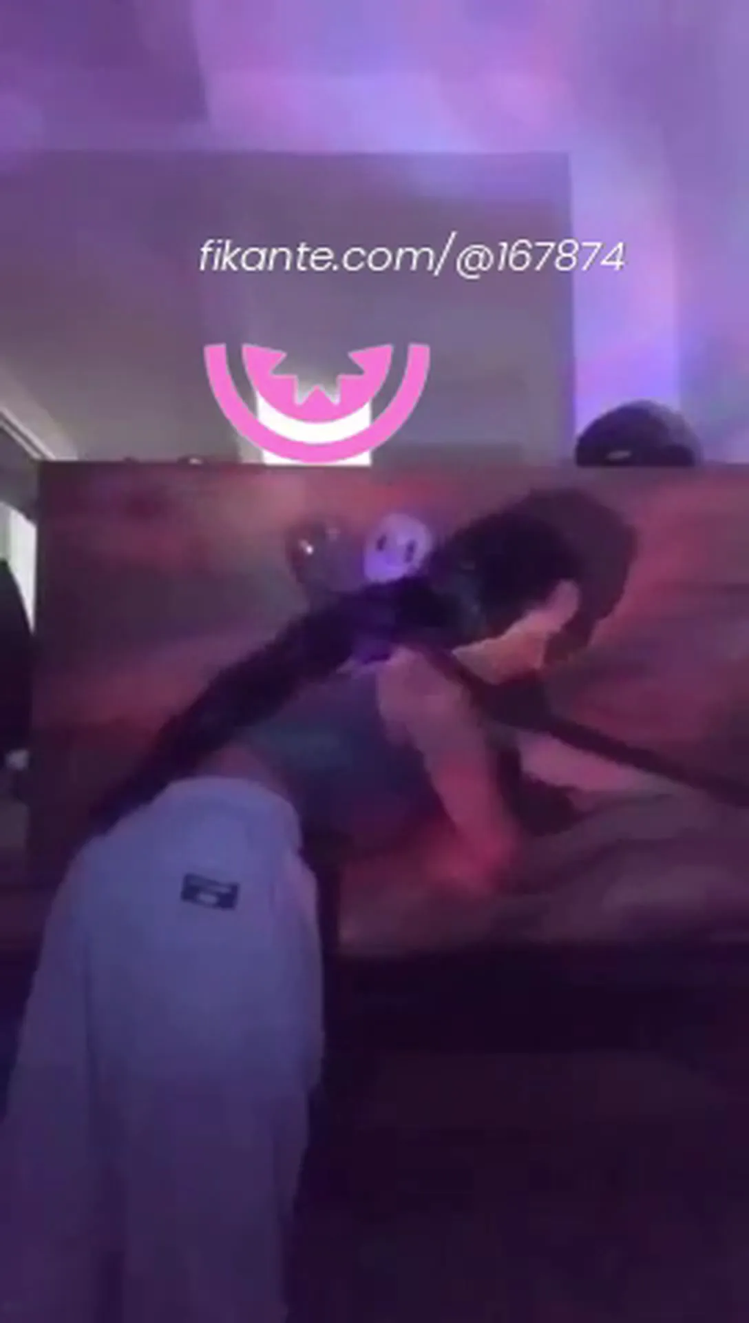 Prévia do vídeo de Mel Com Local: Te faço uma massagem quando? 👐🏽
