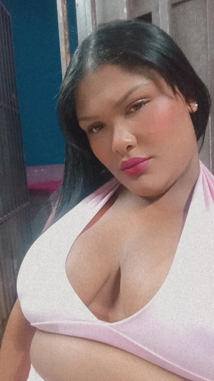 Foto profissional de Naty, acompanhante em Itapirapuã, GO