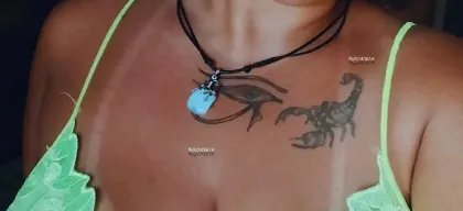 Foto profissional de Morena tatuada
