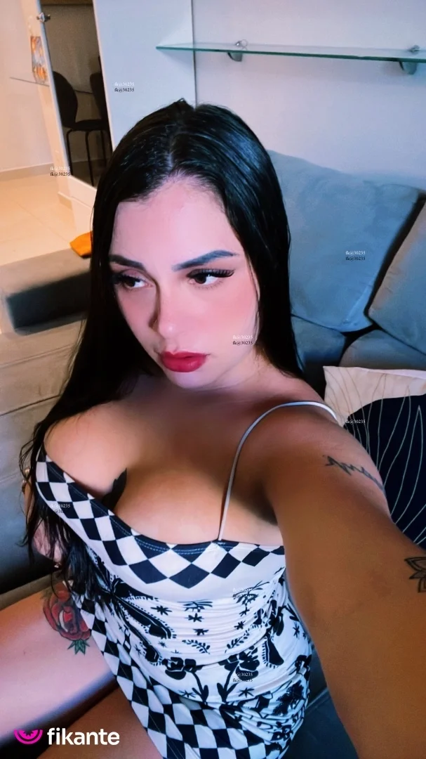 ATRIZ NINFETA BASILEIRINHA - foto no feed de sexo virtual