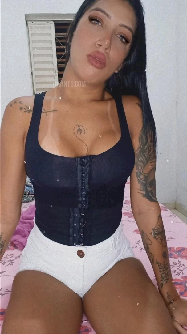 Morena tatuada - foto no feed de Ouro Preto do Oeste