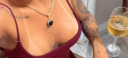 Foto profissional de Morena tatuada